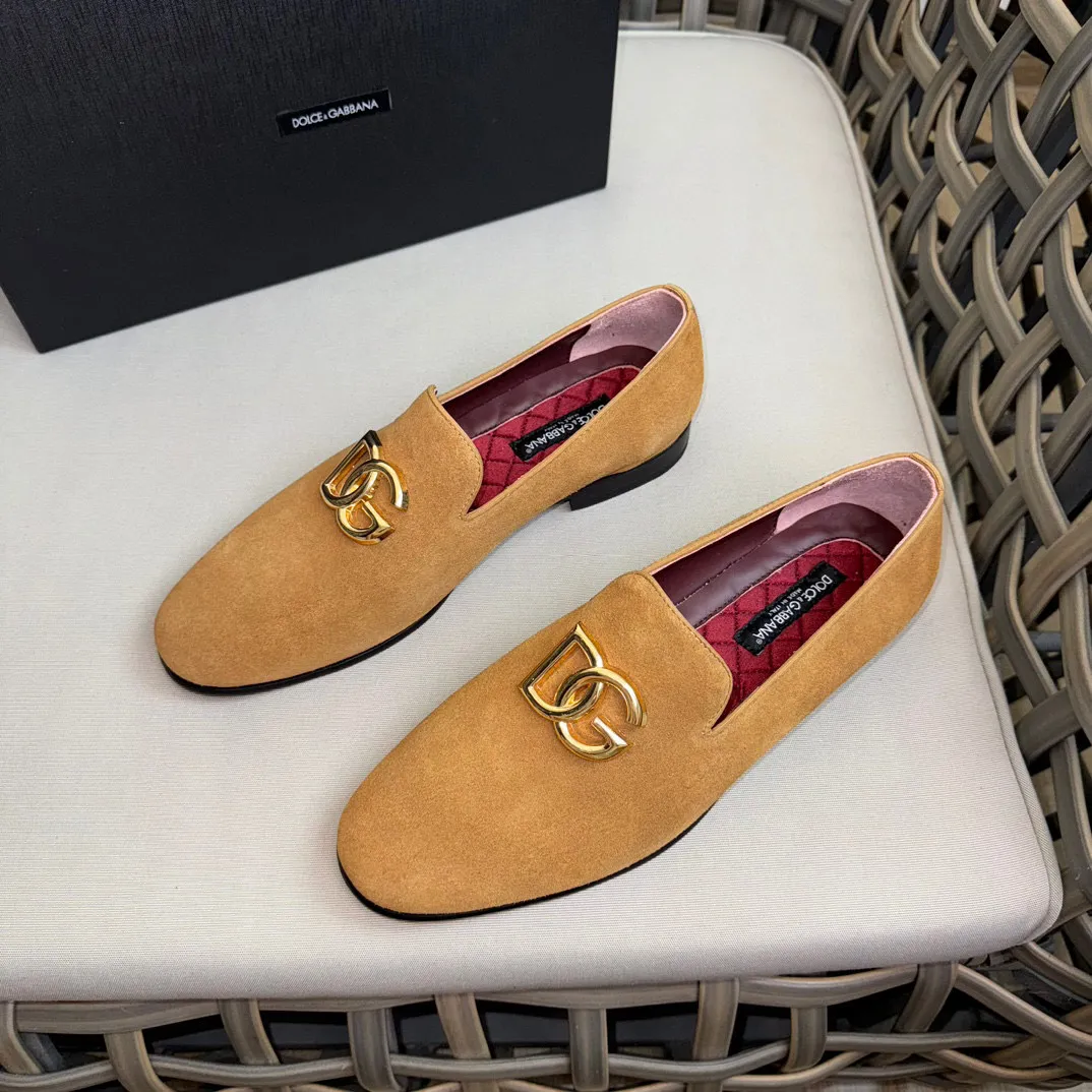 💰¥960 D&G cowhide moccasin loafers for men｜Embellished with DG hardware nameplate｜Made of imported calfskin｜Retro and shiny texture complement each other｜Release charming tones to outline a confident posture｜Imported calfskin + cowhide lining + Italian leather outsole Size: 39-44 (38.45 custom-made)